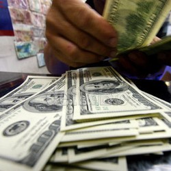 Ini Pihak-pihak yang Mendapat Berkah dari Pelemahan Rupiah