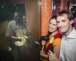 Kencan di Toilet Sedang Populer di Inggris, Tertarik?