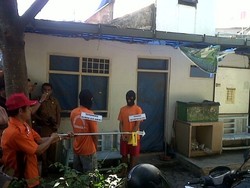 Wawan dan Ade Kenakan Penutup Kepala Saat Rekonstruksi Kasus Sisca