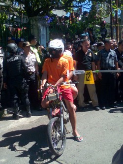 Seperti Inilah Tahap-tahap Penjambretan yang Diperagakan Wawan dan Ade