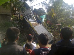 Evakuasi Bus Giri Indah di Cisarua Jadi Tontonan Ratusan Warga