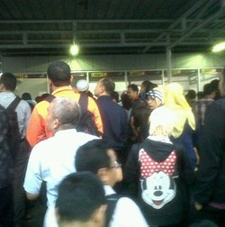 THB Belum Dipakai, Pengguna Kereta Antre Tiket Kertas di Stasiun