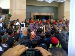 Serda Ucok Cs Temui Massa Pendukung: Ini Sangat Luar Biasa