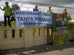 Pendukung Kopassus Kembali Blokir Jalan Depan Pengadilan Militer