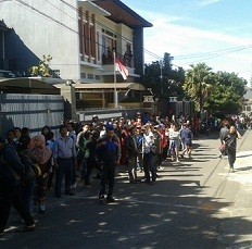 Warga Juga Berdatangan ke Lokasi Rekonstruksi di Kos Sisca