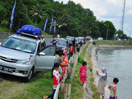 Mudik Fresh, Berfoto Dulu di Pantai