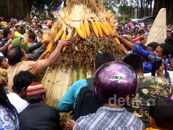 Warga Banjarnegara Rebutan Tujuh Gunungan