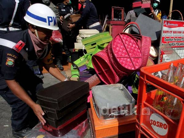 Kios-kios di Stasiun Cikini Ditertibkan