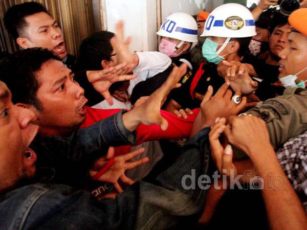 Gusuran Pedagang Stasiun Cikini Ricuh