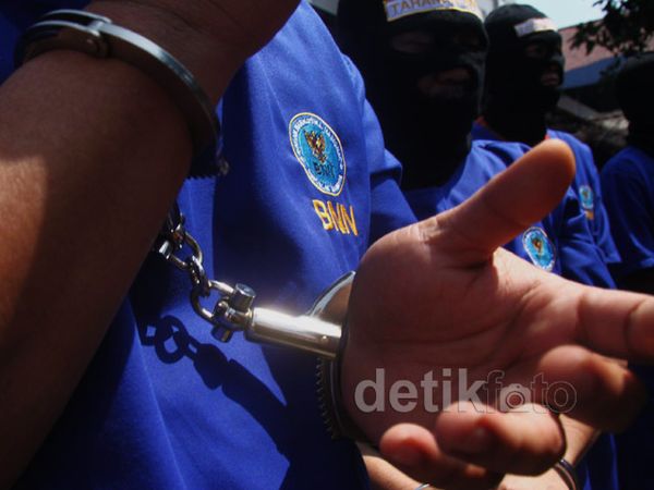 Tunjukan Tersangka, BNN Musnahkan Sabu