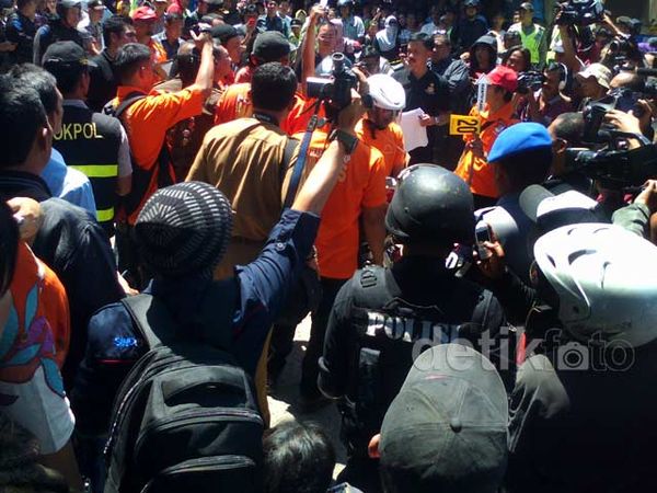 Warga Tonton Rekonstruksi Pembunuhan Sisca 