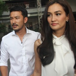 Atiqah Hasiholan dan Rio Dewanto Akad Nikah di Dalam Benteng