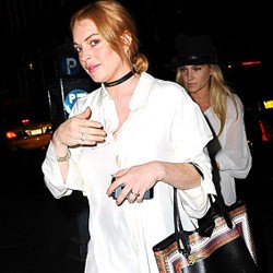 Tak Pakai Celana, Lindsay Lohan Pamer Keindahan Kaki