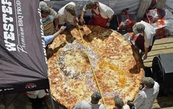 Rekor Baru Pizza Sebesar 4,300 Meter Persegi Dipecahkan di Texas