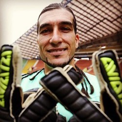Jose Manuel Pinto, Kiper Merangkap Musisi yang Jago Bikin Pangling