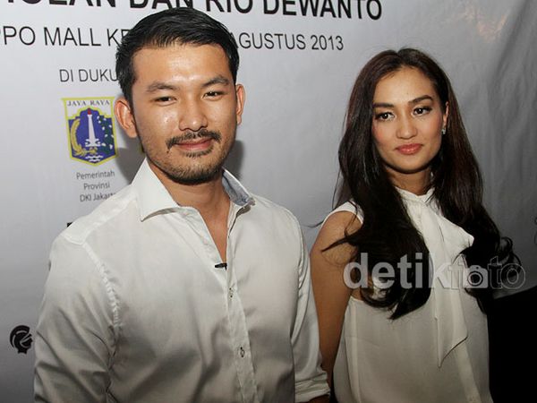 Jelang Nikah, Rio Dewanto dan Atiqah Hasiholan Tampil Serasi