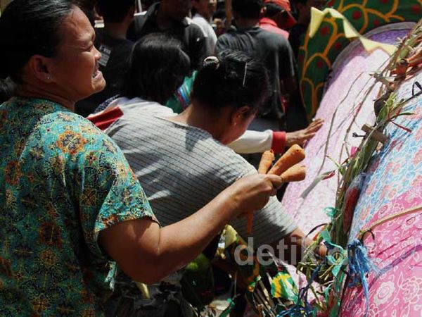 Berebut Gunungan Sembahyang Botho