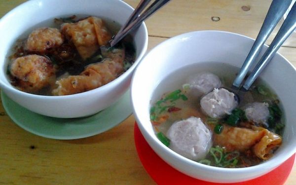Slurrpp... Hangat Gurih Semangkuk Bakso Malang Buatan Cak Su Kumis!