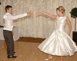 Bangun dari Kursi Roda, Mempelai Pria Kejutkan Tamu Saat Ajak Istri Dansa