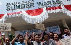 Paramedis di RS Sumber Waras Gelar Unjuk Rasa Soal Kenaikan Gaji