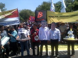 Pelantikan Ganjar-Heru Diwarnai Unjuk Rasa Ratusan Orang