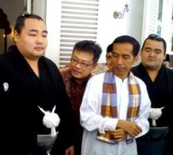 Jokowi Dikeroyok Pesumo di Kantornya