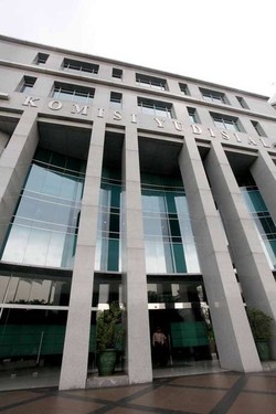 KY Cium Aroma Tak Sedap di Balik Lepasnya Koruptor Rp 369 Miliar oleh MA