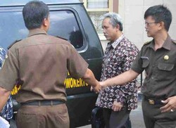 Rektor Unsoed Ditahan, Pengacara: Ini Korupsi, Pasti Tidak Sendirian
