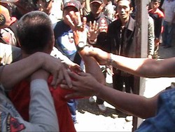 Tertibkan PKL, 2 Anggota Satpol PP Bone Babak Belur Dikeroyok