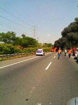 Truk Bermuatan AC Terbakar Habis di KM 39 Tol JORR