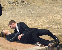 Foto: R-Patz Beradegan Mesra dengan Bintang Alice in Wonderland