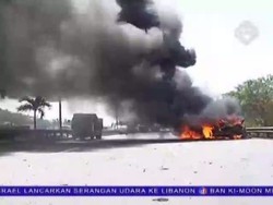 Truk Terbakar di Jalan Tol JORR