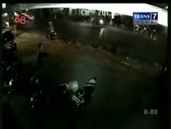 Terekam CCTV, Maling Motor Dihajar Massa