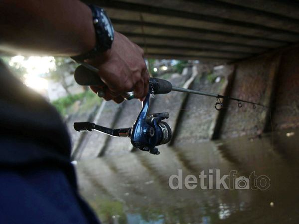 Memancing di Pintu Air Manggarai