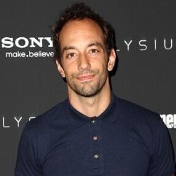 Gitaris The Strokes Kembali Rilis Album Solo