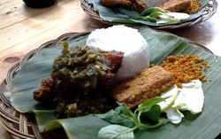 Ayam Goreng Ibu Djagat: Dibikin Gemes Ayam Kremes Komplit Rp 15.000 