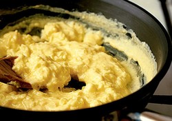 Membuat Orak-arik Telur yang Lembut