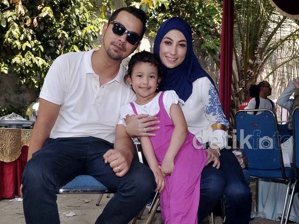 Annisa Trihapsari dan Keluarga Tercinta Annisa Trihapsari dan Keluarga Tercinta