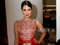 Bibir Merah Luna Maya