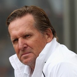 Jamu Barca, Schuster Ingin Pasang Dua Kiper, Bus, dan Kereta