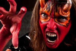 Dukun Palsu Ini Lakukan Pengusiran Hantu dengan Penisnya