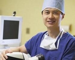 Dokter Ini Menawarkan Operasi Plastik Gratis Demi Dapat Jodoh