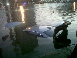 Petugas Mulai Evakuasi BMW yang Nyebur di Bundaran HI