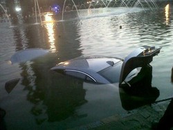 Sabtu Pagi, BMW Nyebur di Bundaran HI