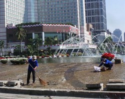 BMW Tabrak Trotoar Sebelum Nyebur di Kolam Bundaran HI