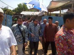 Tinjau Bedeng Pemulung di Cilandak, Mensos Salim Segaf Berpanas-panasan