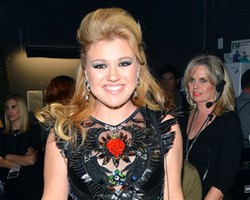 Kelly Clarkson Bantah Soal Kehamilannya