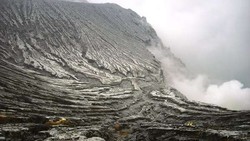 Kemiringan Dinding Kawah 60 Derajat di Gunung Ijen yang Menantang