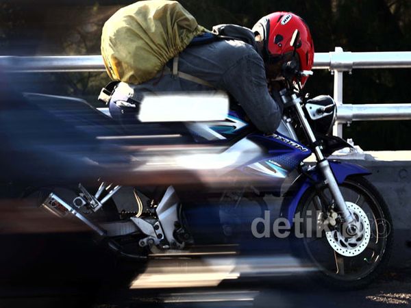 Perilaku Berbahaya di Atas Flyover Cijantung