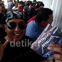 Menjelang Sore, Penukaran Tiket Konser Metallica Mulai Sepi